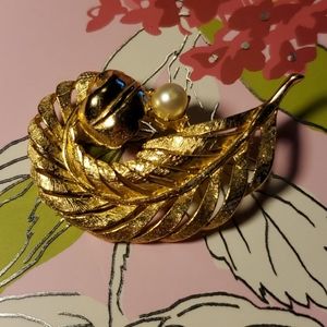 Gold Tone Leaf w/ Pearl Brooch Lee Co.